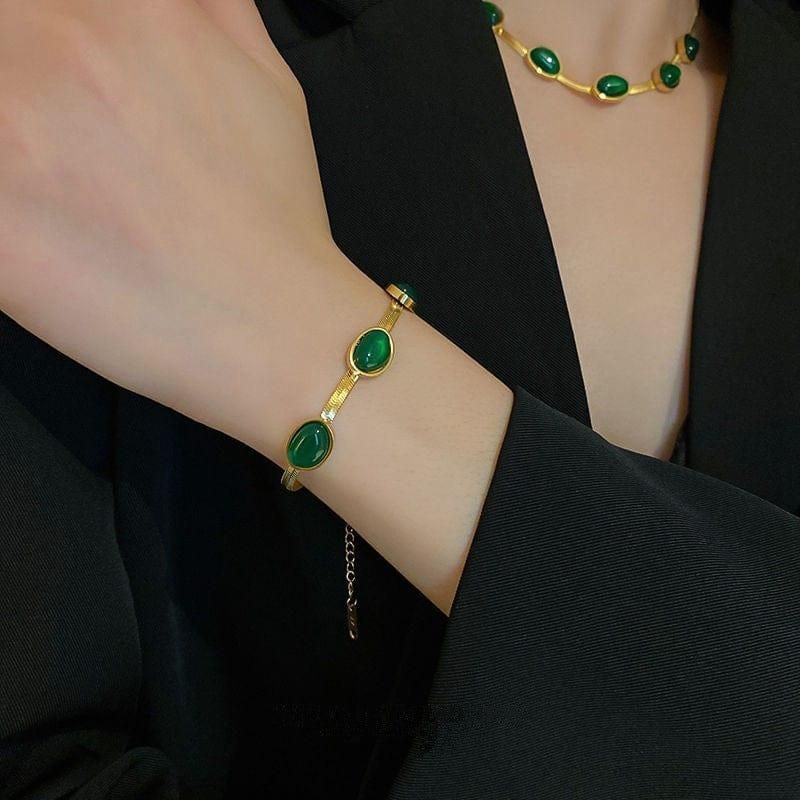 Emerald Glow Gold Necklace Set
